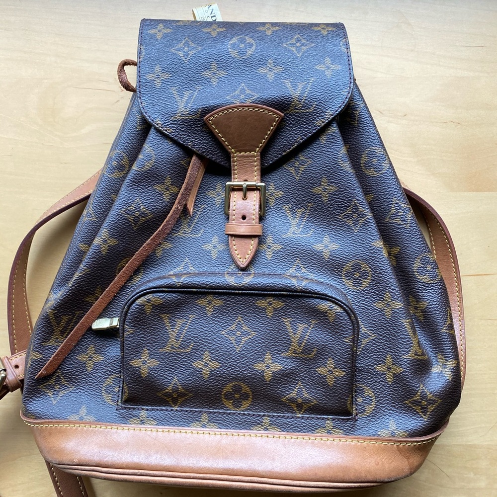 Louis Vuitton - Montsouris MM Backpack 😍